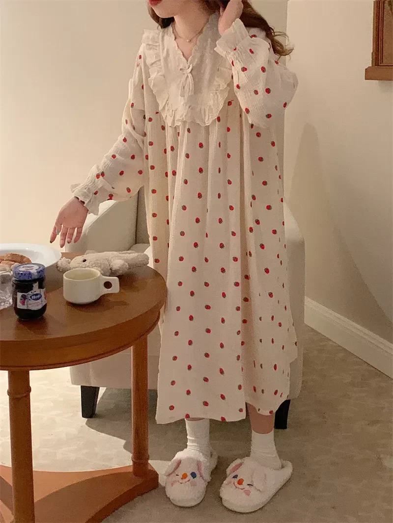 فستان نوم قطني كاجوال بأكمام مريحة فستان نوم الأميرة فراولة ناعم للمنزل مكشكش مطبوع فستان نوم طويل للنساء