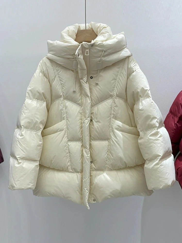 جديد شتاء 2026 سترة منتفخة سميكة للنساء دافئة بقلنسوة متوسطة الطول فضفاضة بلون سادة 90% معطف أبيض مبطن للأسفل #5
