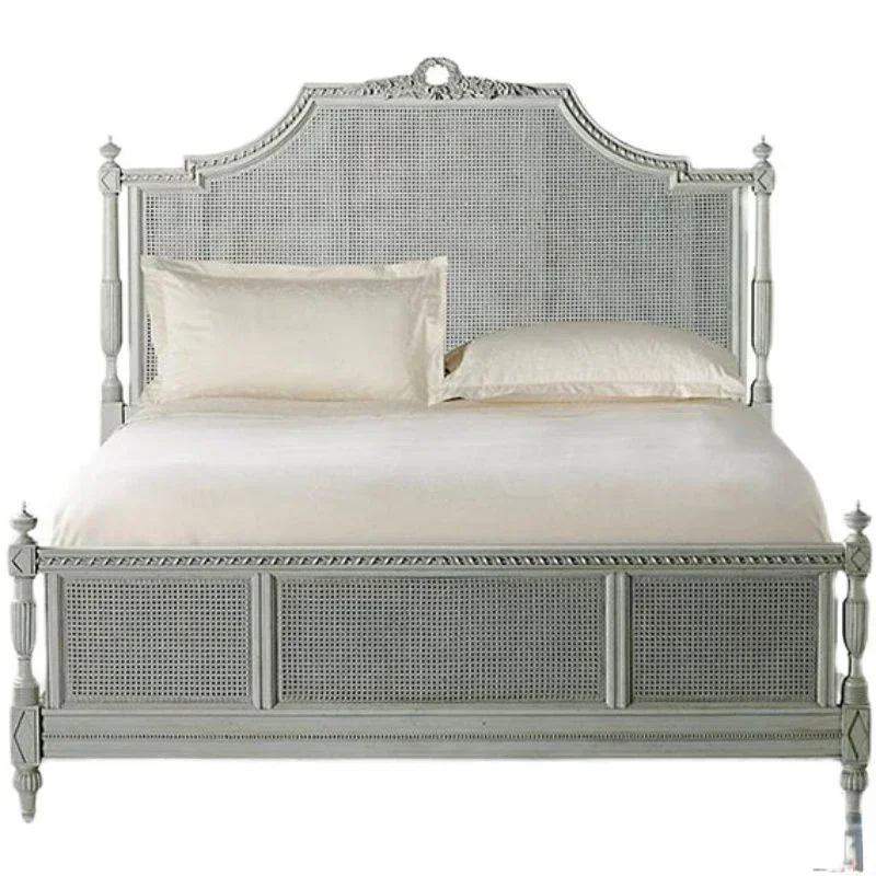 

Двуспальная кровать из массива дерева в винтажном французском стиле с резьбой и элементами из ротанга, с эффектом состаривания