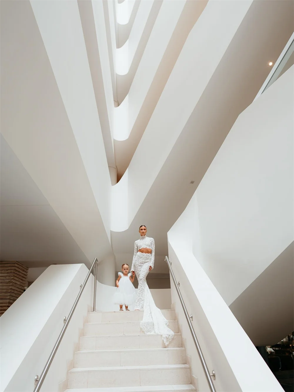 طوكيو مخصص الأبيض الرقبة العالية فساتين الزفاف كم طويل الدانتيل حورية البحر زي العرائس 2025 أنيقة ذيل محكمة فساتين الزفاف