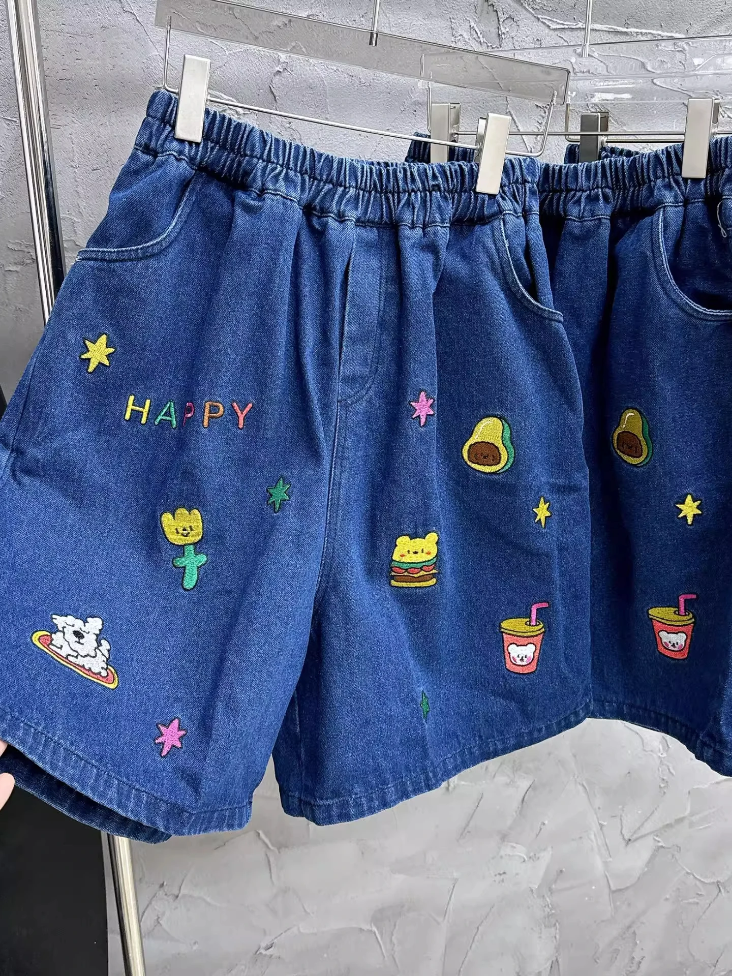 

Джинсы больших размеров, повседневные, с вышивкой в виде мультяшных букв, длина до колена, молодежные, летние, модные, износостойкие, прямого кроя