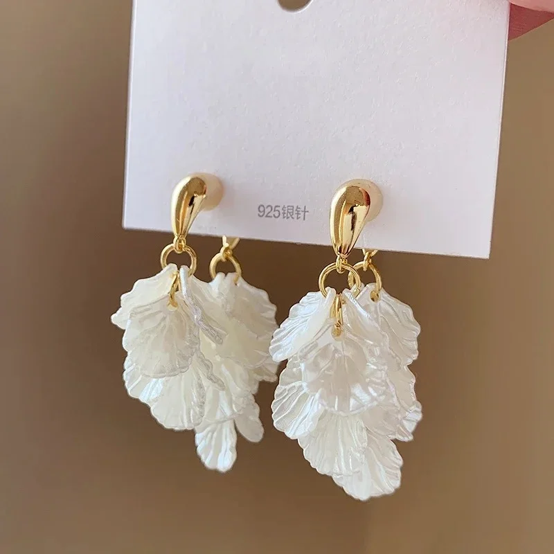 

2025 New Classic Fashion Glossy Earrings Women Simple Korean White Shell Flower Earrings Temperament Light Luxury Jewelry Gift