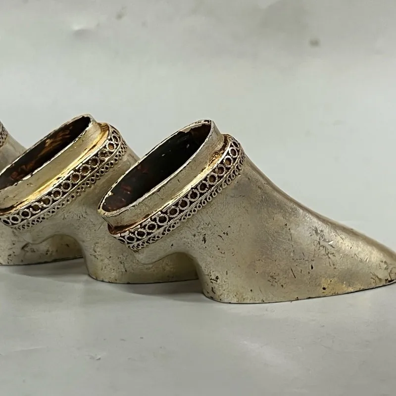 A set of zinc alloy silver-plated horseshoes and gold horse hooves, vintage craft ornaments, old items