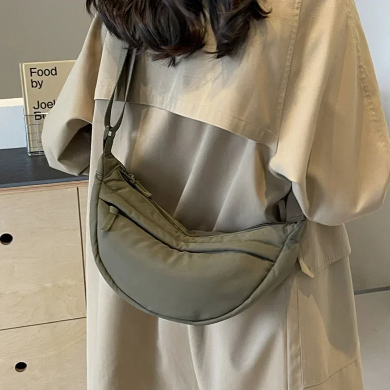 حقيبة كتف من نسيج النايلون جديدة ذات سعة عالية للنساء حقيبة ساعي البريد عبر الجسم حقائب كتف هوبوس متعددة الاستخدامات