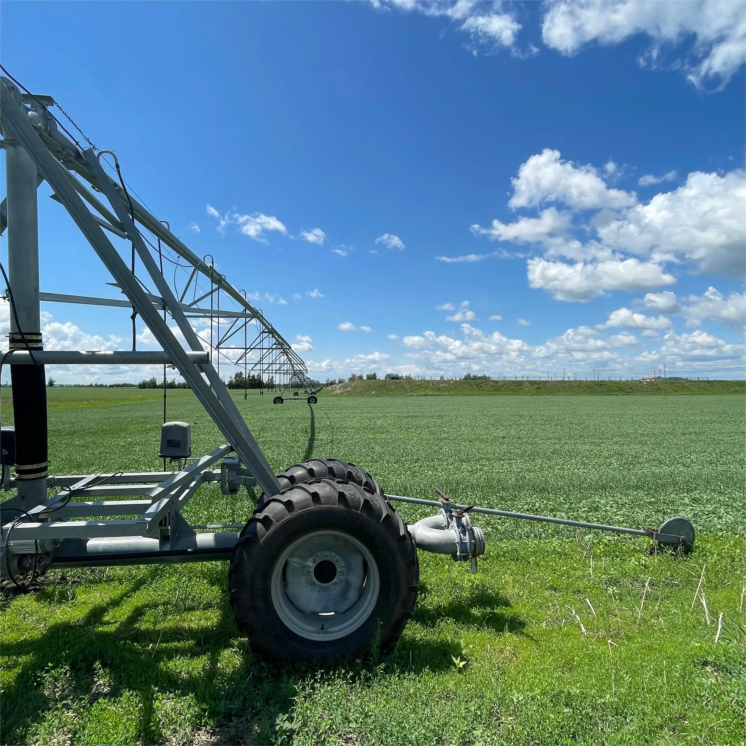 Four Wheel Lateral Move Irrigation Sprinkler System IoT Applicable Pump for Corn Farms for Agricultural Irrigation