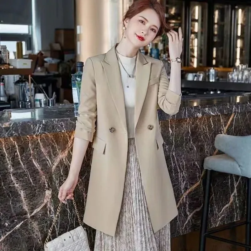 

Женский бежевый двубортный удлиненный блейзер с рукавами 3/4 и карманами для офиса