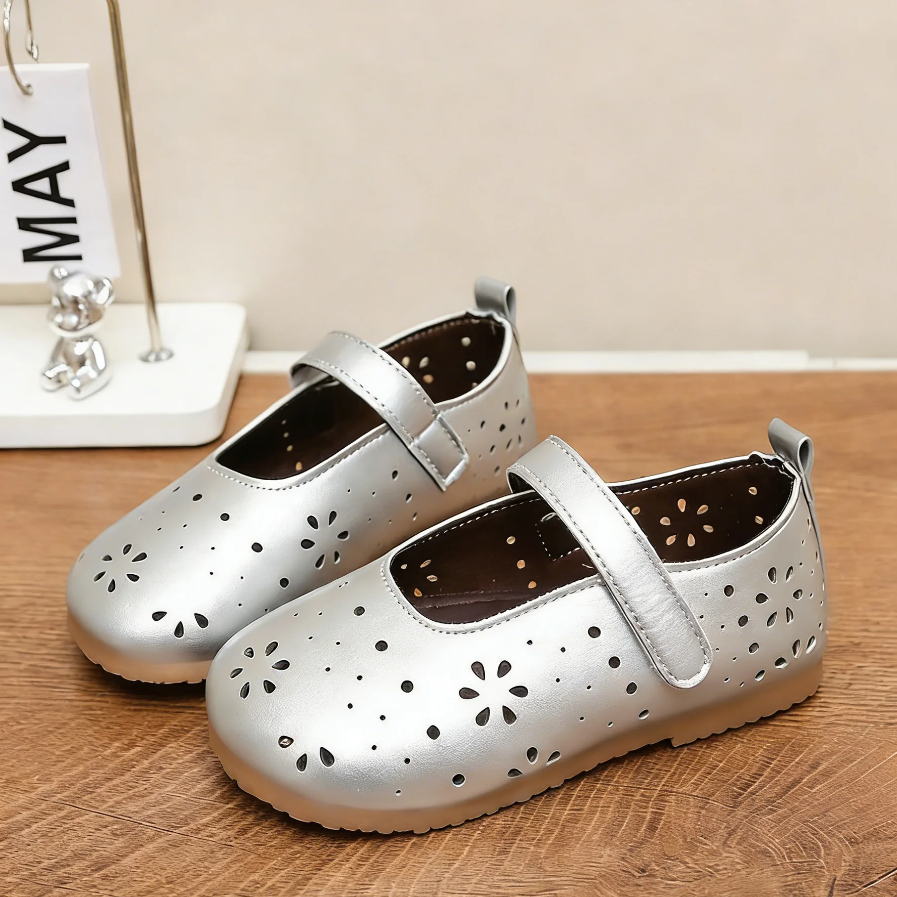 

Детская повседневная обувь, сандалии из искусственной кожи, весенняя обувь для девочек, с вырезами, на мягкой подошве, дышащие, белые, серебристые, размеры 22-31