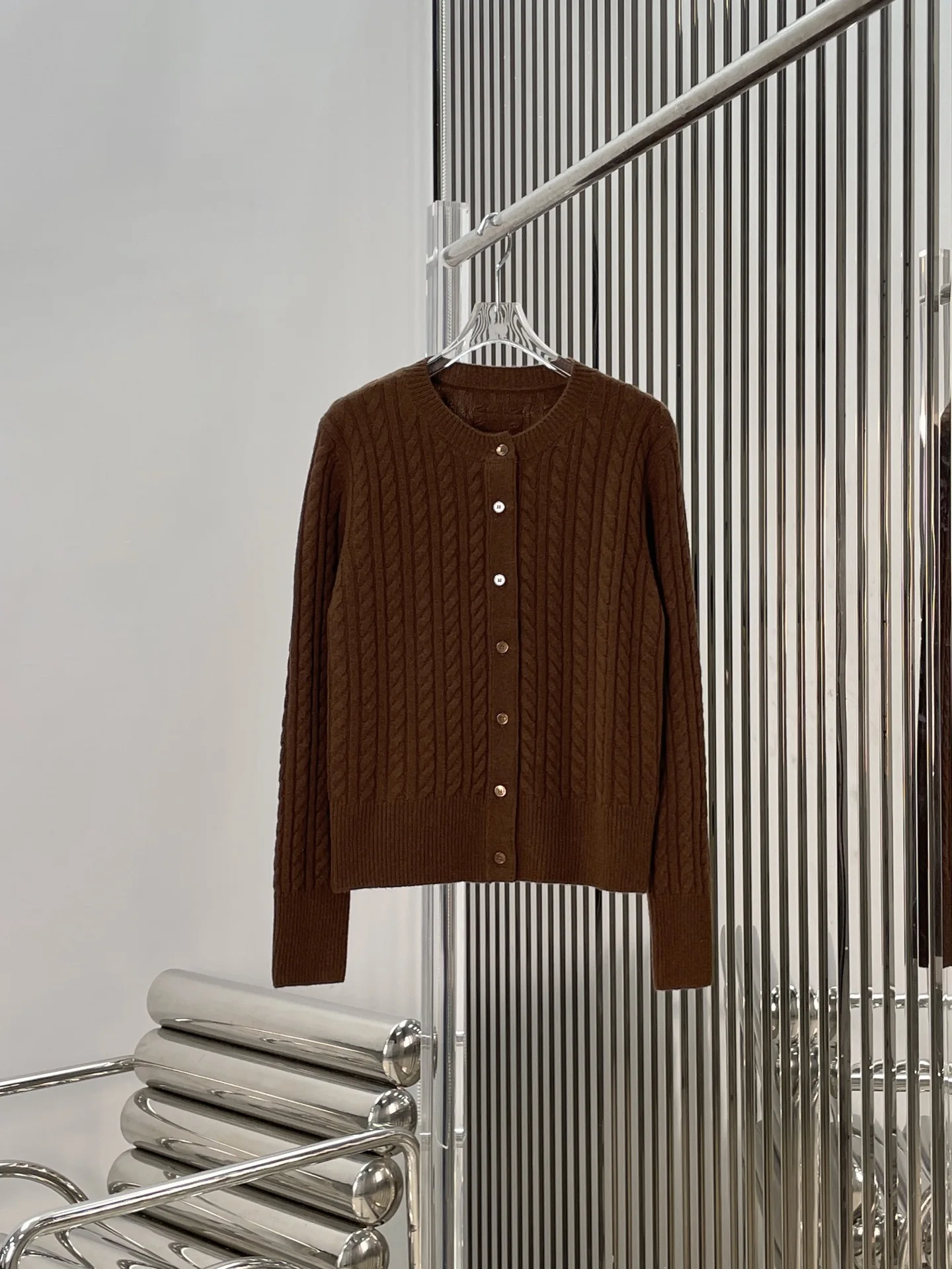 

Вязаный кардиган в стиле ретро кофейного цвета с круглым вырезом, узором косы, простой, элегантный, стройнящий, универсальный, женский, модный.