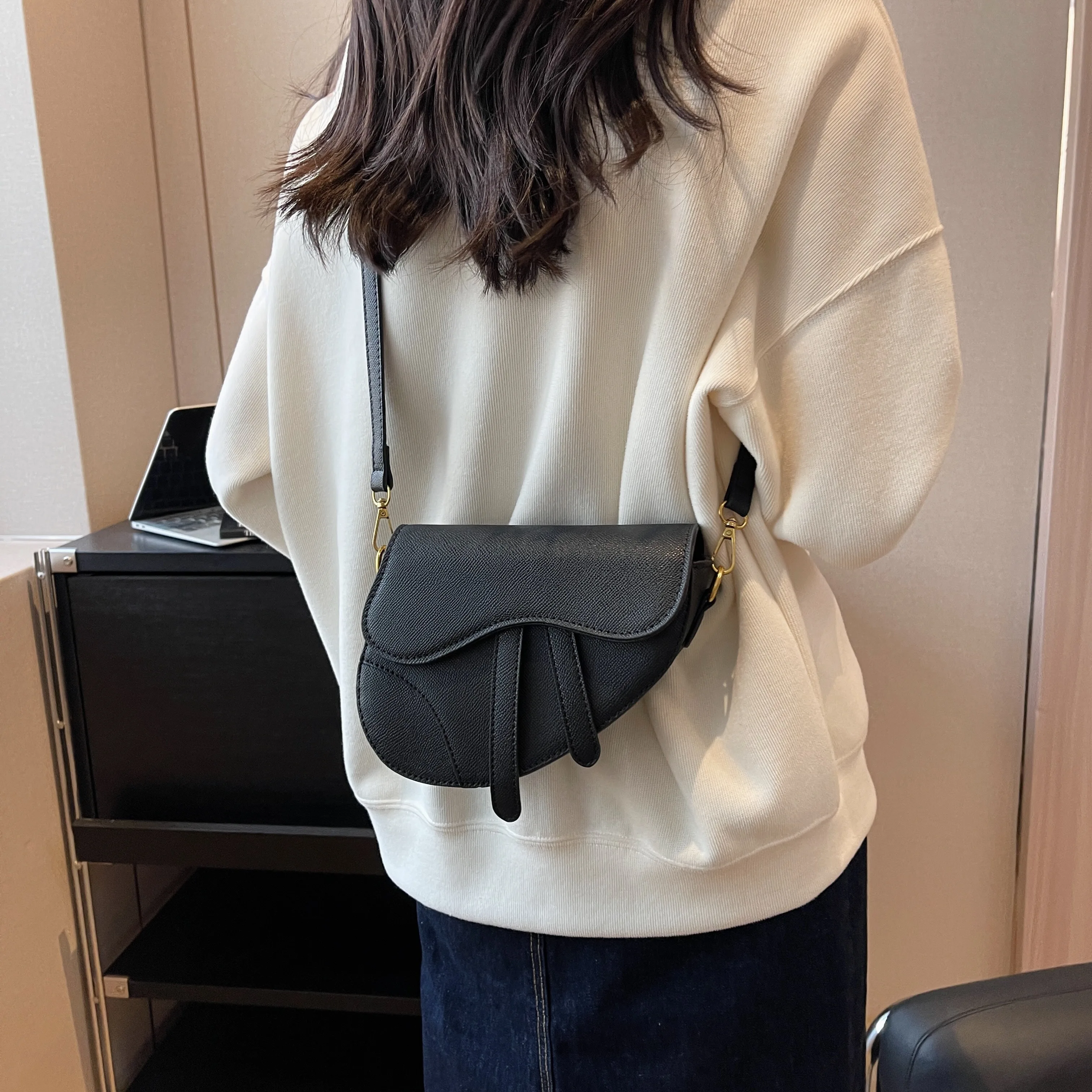 

2025 SS Chic Convertible Shoulder Bag, Women's Fashion Crossbody Purse, Versatile Day to Night Tote, Structured Carryall