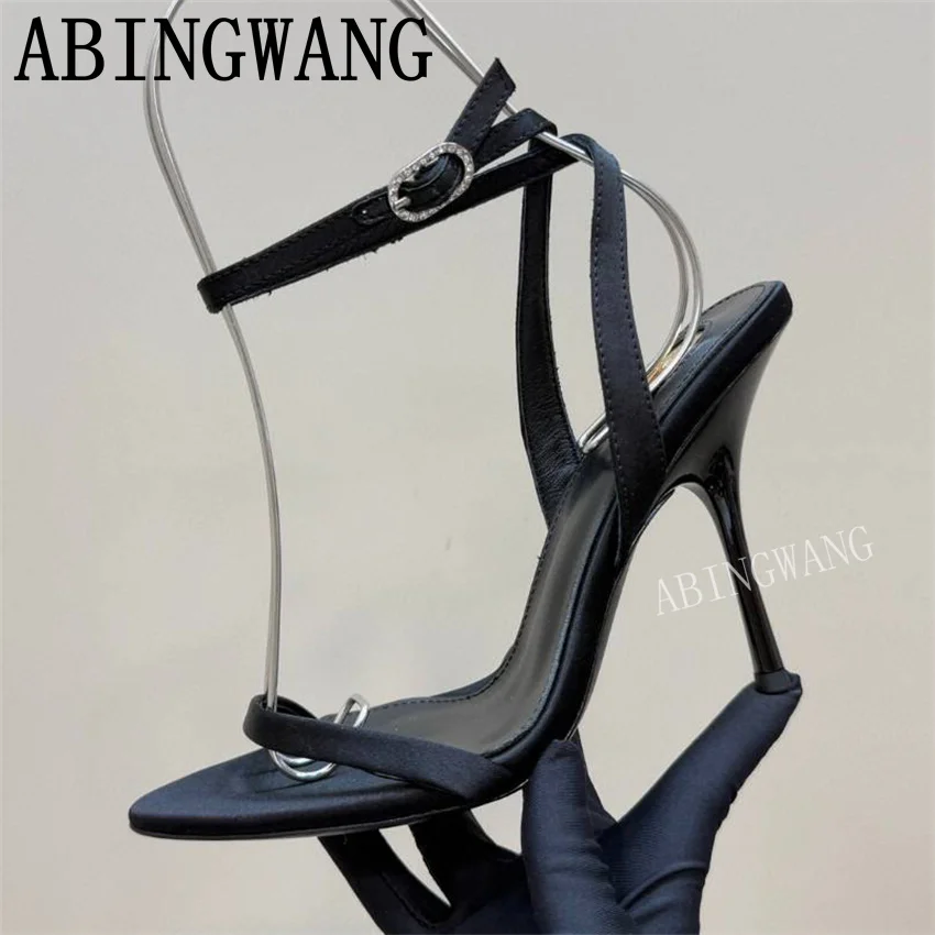 

Лето 2023, новые атласные кожаные босоножки на тонком высоком каблуке, пикантные вечерние модельные туфли с открытым носком и пряжкой на ремешке, женские Mujer