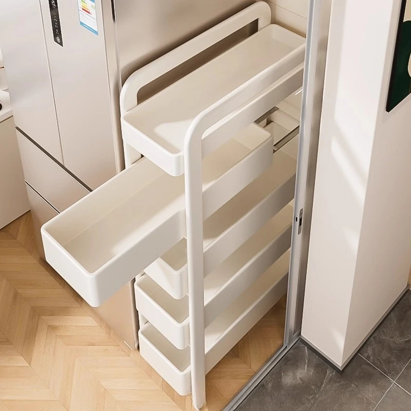 Стеллаж с трещинами за кухонной дверью, шкаф для хранения с зазором