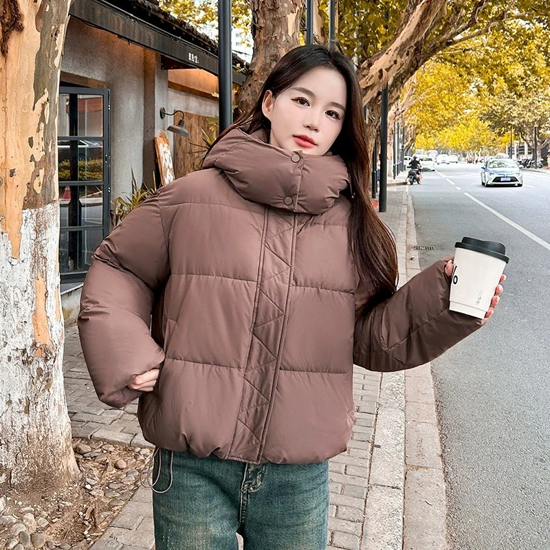 เสื้อแจ็คเก็ตฤดูหนาวผู้หญิงแบบใหม่ปี 2025 เสื้อโค้ทผ้าฝ้ายหนาอุ่นแบบสั้นสไตล์เกาหลี เสื้อพาร์ก้าไซส์ใหญ่หลวมๆ มีฮู้ดสำหรับฤดูหนาว เสื้อโค้ทพื้นฐาน