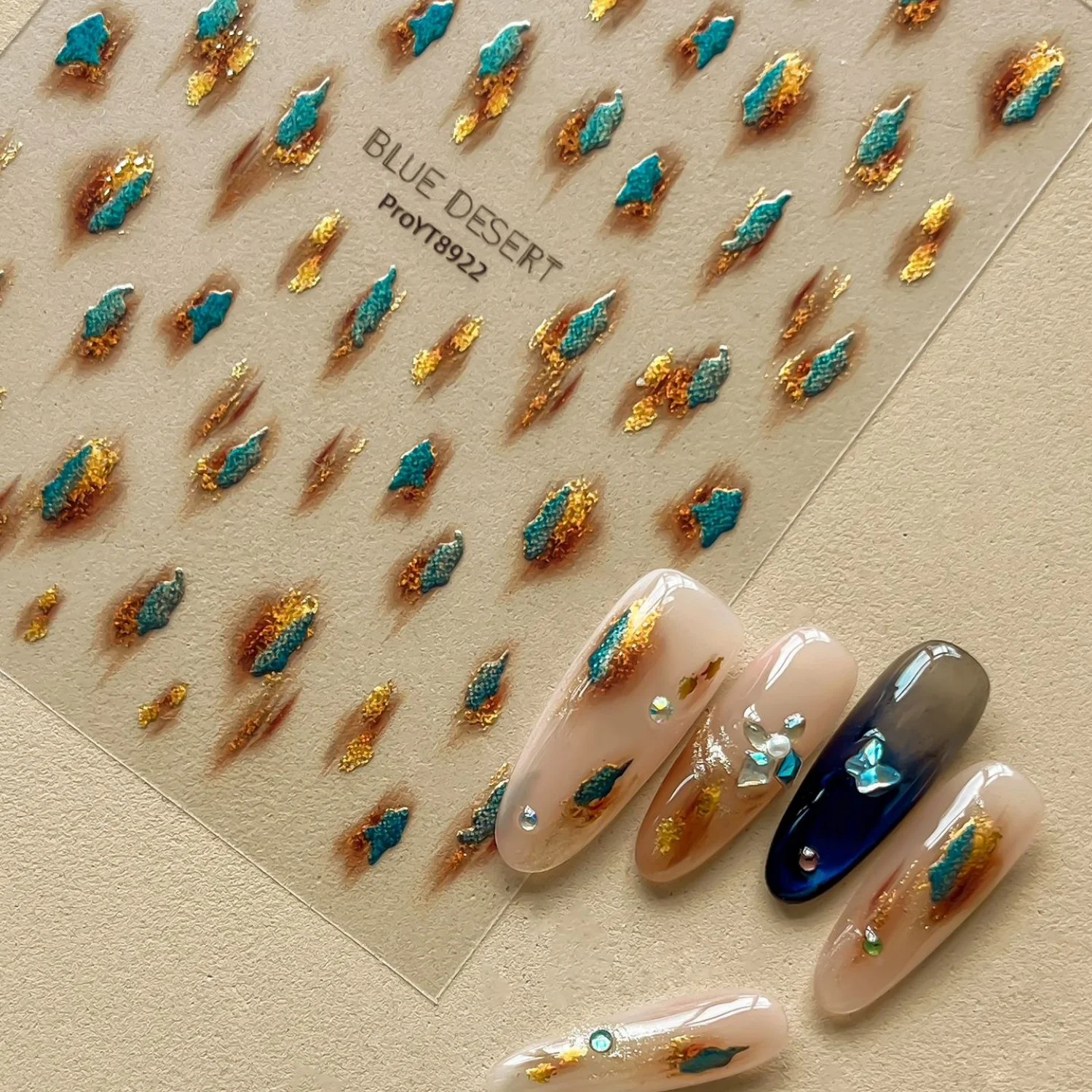 Unregelmäßige Chips Goldfolie 5D Nagelaufkleber Wirbel Mineral Aquarell Blau-Gold Retro Selbstklebende Nagelsticker Luxus Nageldekoration