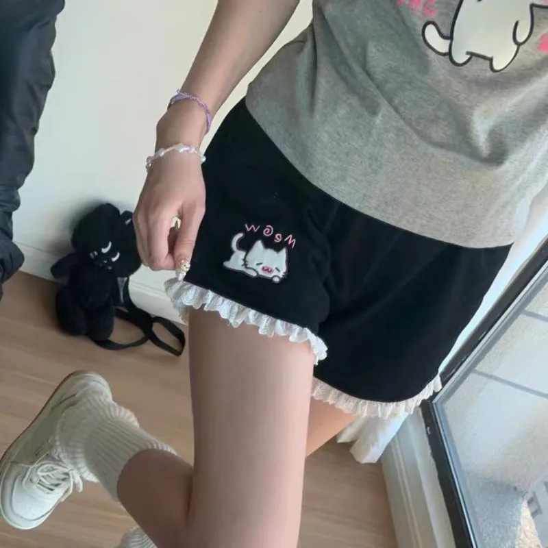 การ์ตูนญี่ปุ่นแมวเย็บปักถักร้อย Lotus Leaf Edge กางเกงขาสั้นฤดูร้อนเอวยางยืดกางเกงขาสั้นขากว้าง Pantalones Cortos De Mujer
