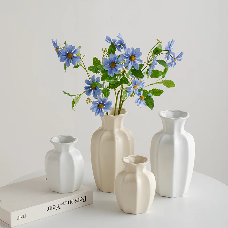 

Ceramic vase - modern and minimalist, with an ins cream style. A decorative piece for flower arrangement