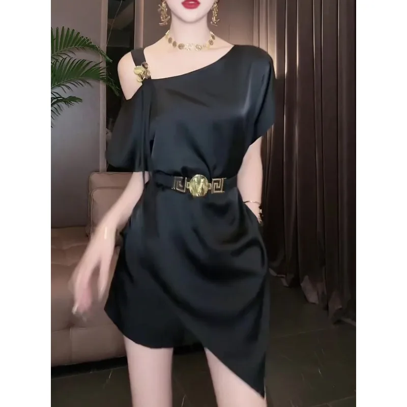 

Летний новый элегантный комплект из двух предметов: укороченные брюки до колен и топ, визуально стройнящие фигуру, для женщин, в стиле интернет-селебрити, с эффектом омоложения.