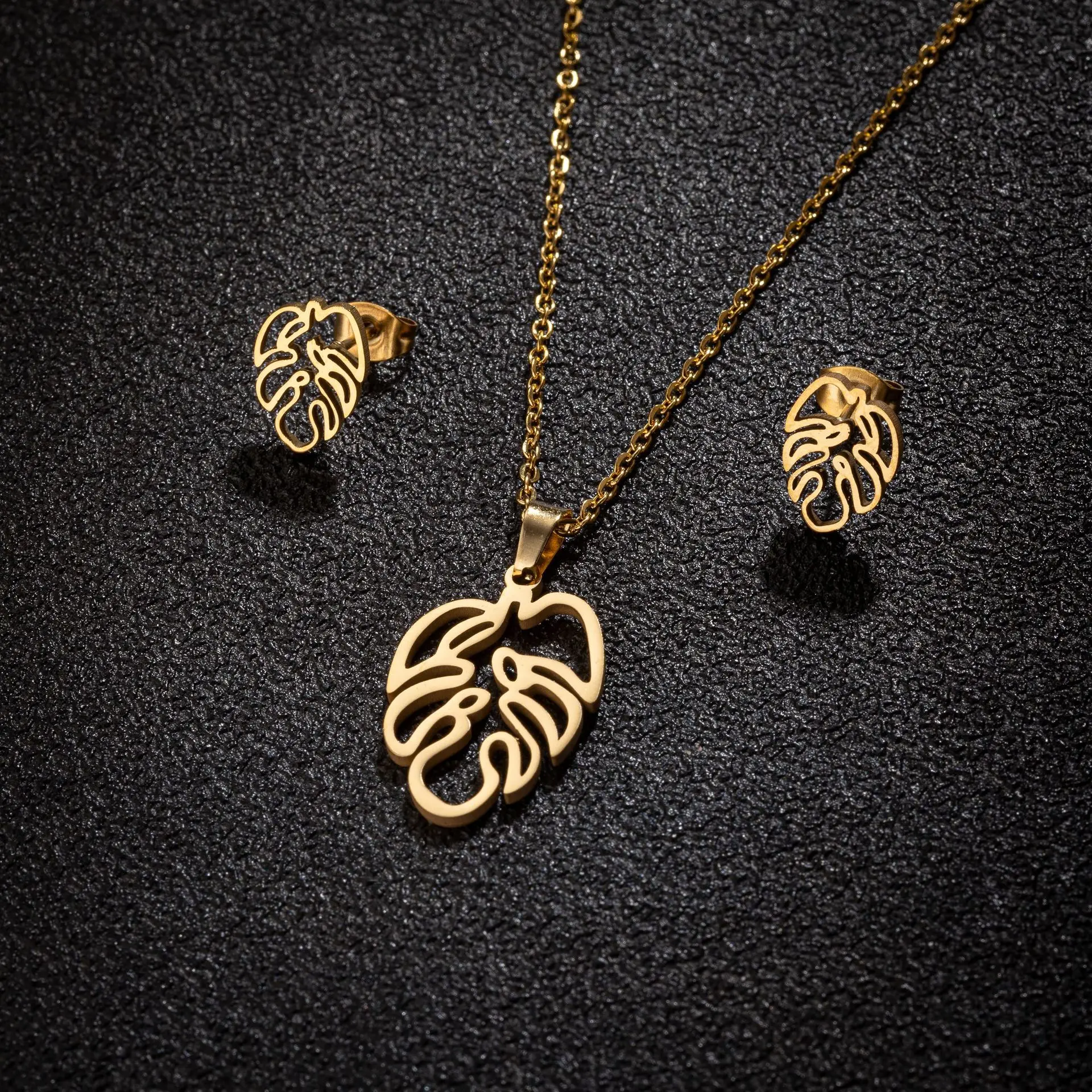 2024 New fashion stainless steel Bohemian palm leaf pendant earrings necklace jewelry set earrings clavicle chain three-piece se