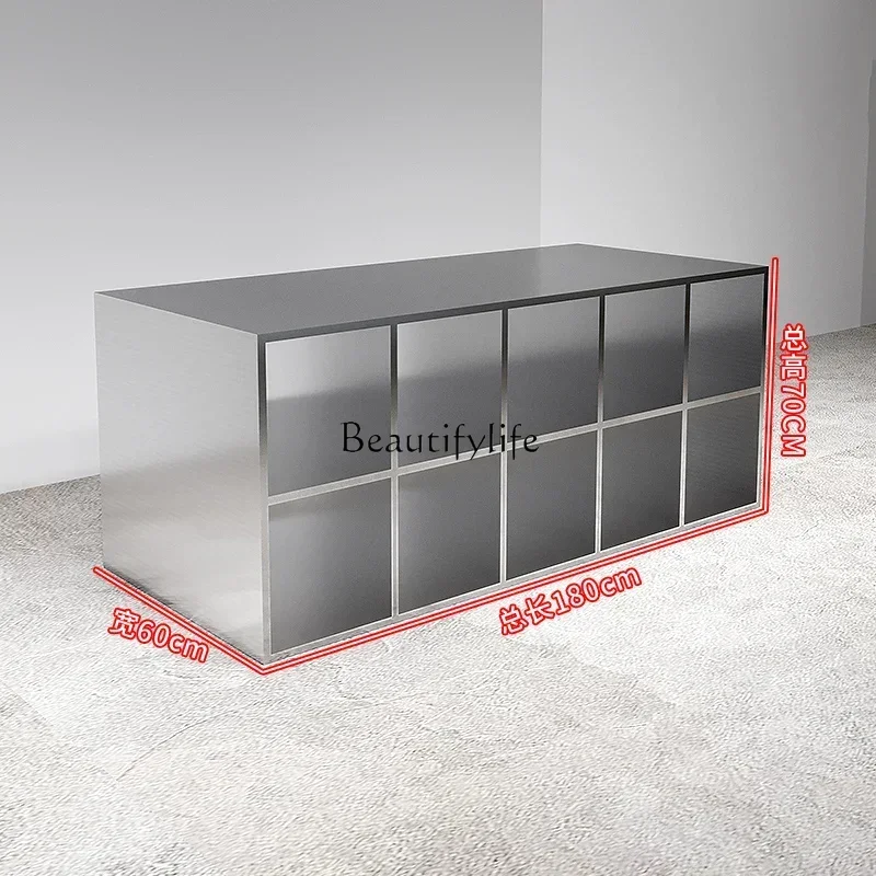 yj19 Stainless steel shoes and bags are placed in the middle of the Nakajima table in the clothing store. High and low display s