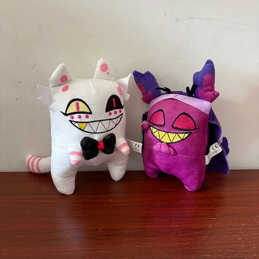 

Новейшая супермилая плюшевая игрушка Аластор в стиле персонажа Hazbin Cat с анимацией хвоста, аниме-мультфильм, плюшевая кукла для декора стола