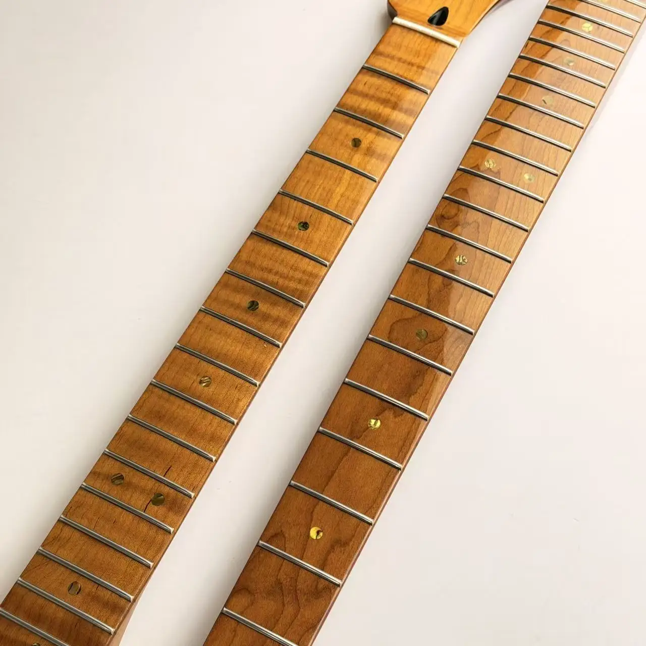 ST/TL-Style Gerösteter Flammenahorn-Gitarrenhals 22 Bünde Hochglanz-Finish Tele E-Gitarren-Hals Ersatzteil DIY-Zubehör – Detail 3
