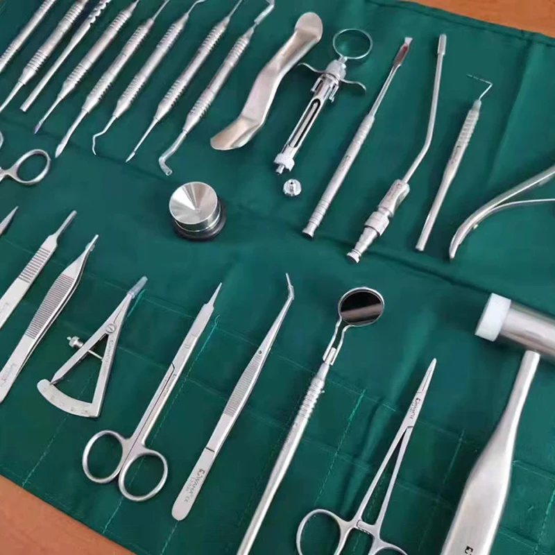 

Набор инструментов для дентальной имплантации из 26 предметов: костные щипцы, костный молоток, периостальный разделитель, зонд, инструменты для интраоральной хирургии