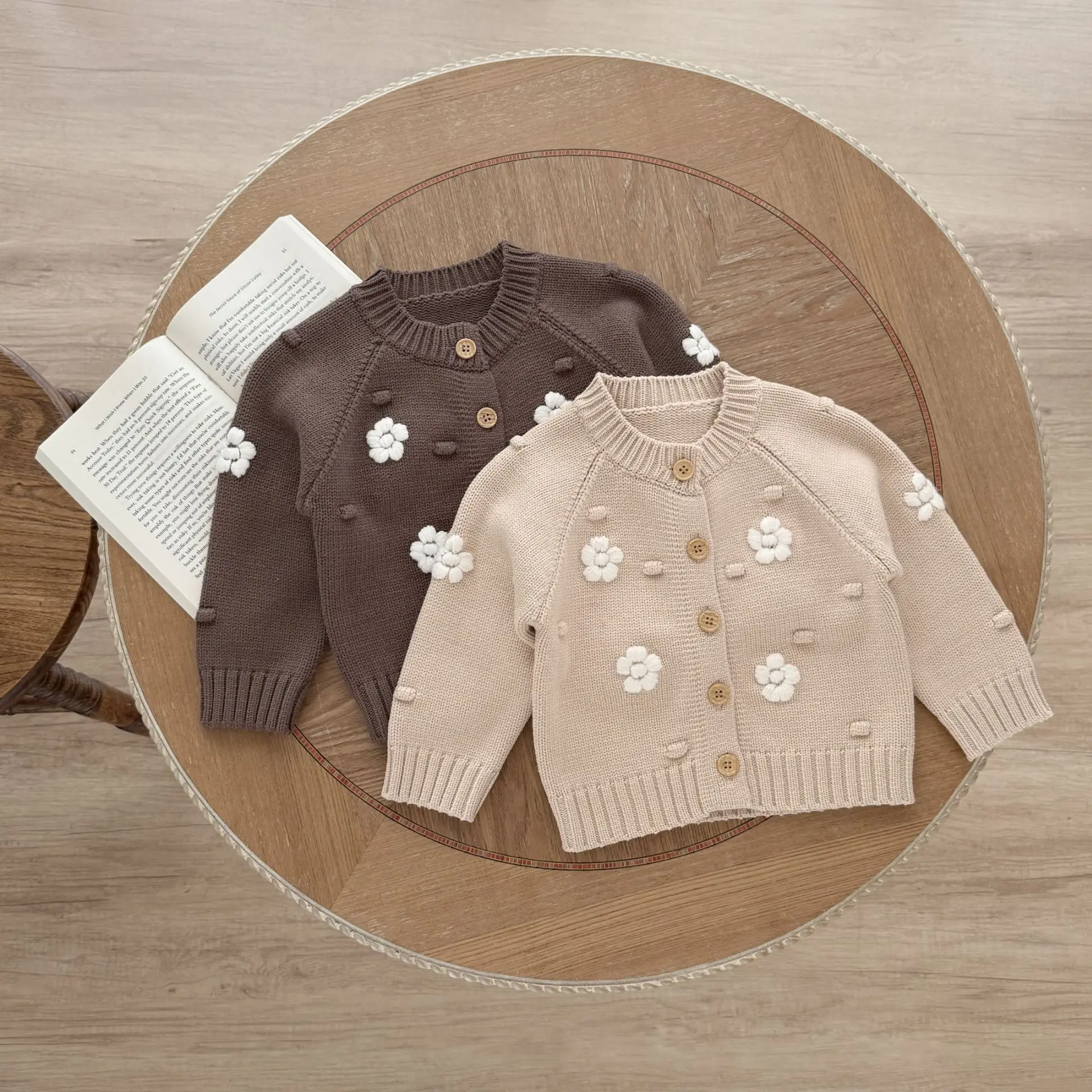 2026 Fall Winter Thick Jacket Baby Girl Elegant Style Bobble Hand Suitable Soft Floral Knit Cardigan Outdoor