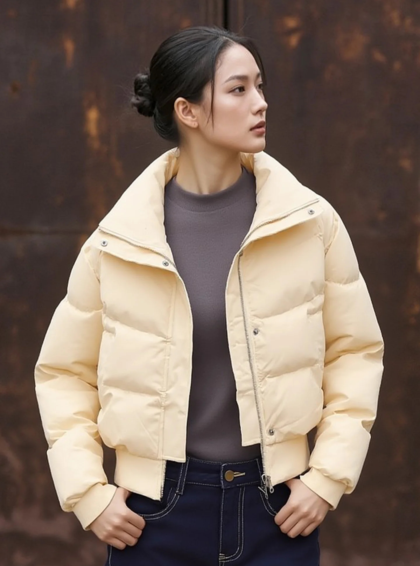 

Стильная женская зимняя куртка-пуховик с искусственным мехом, желто-коричневая, утепленная, стандартного кроя, белая, на пуху.