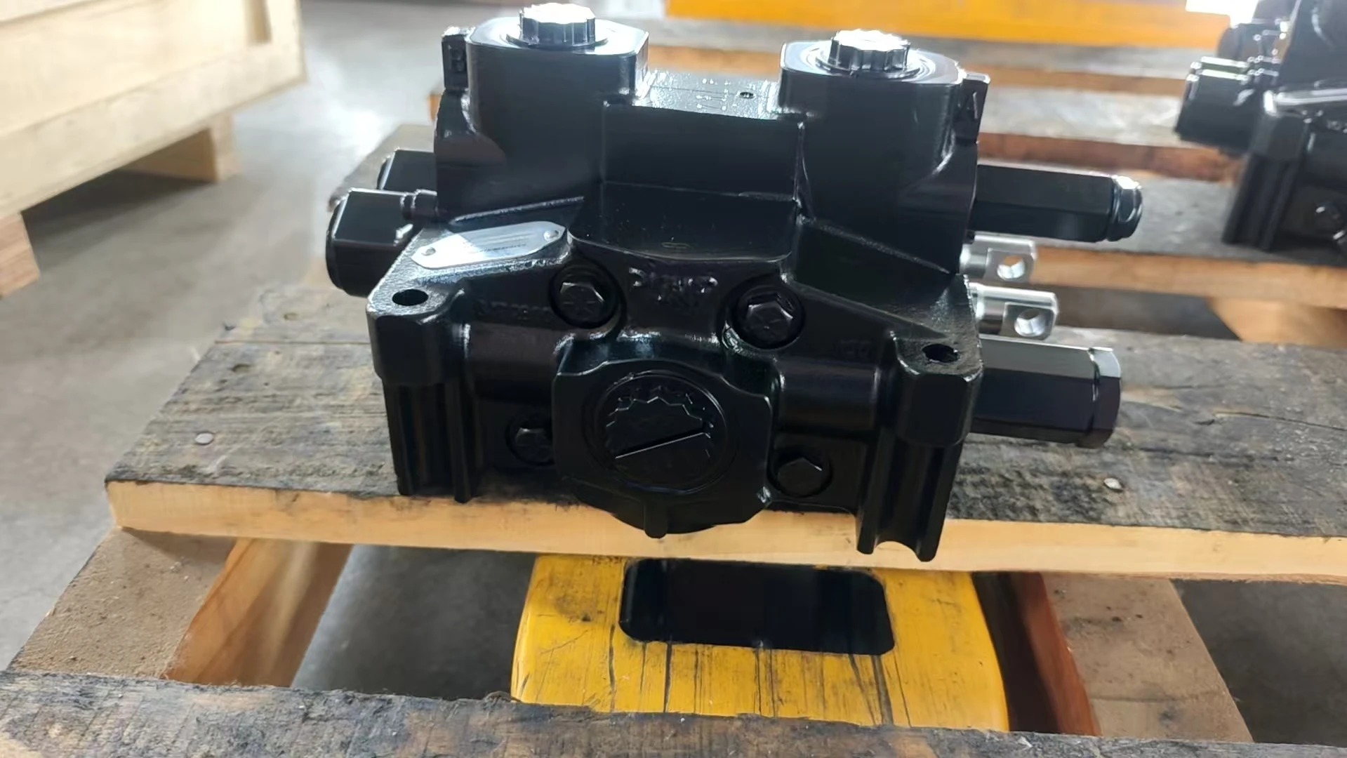 Parker  DVA20  3479202994 VA20-AA800-02531-DA7-Y8080   Directional  Control Valves for Garbage Truck and Garbage Compactor