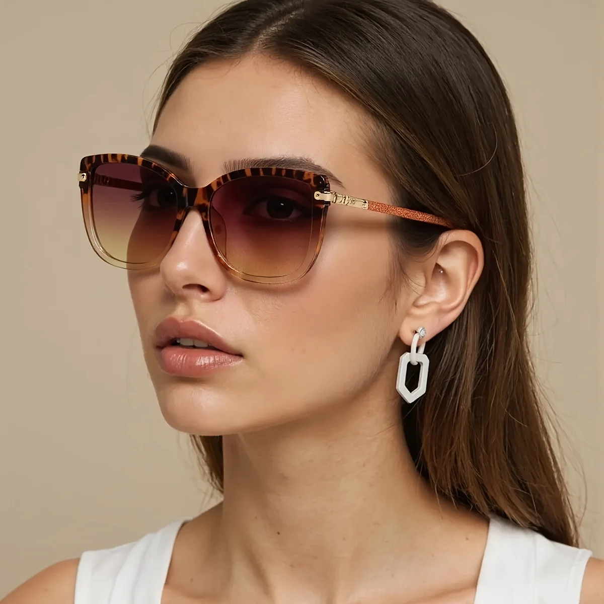 Fashion Sunglasses for Women Leopard Print Frame Golden Metal Strip Decoration Legs Personalized Charm Women Glasses