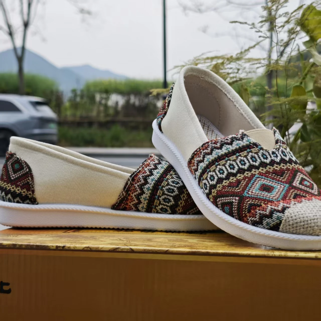 

Новые женские тканевые туфли с цветочным принтом на весну 2026 года: универсальные, нескользящие, на мягкой подошве, лоферы, кеды