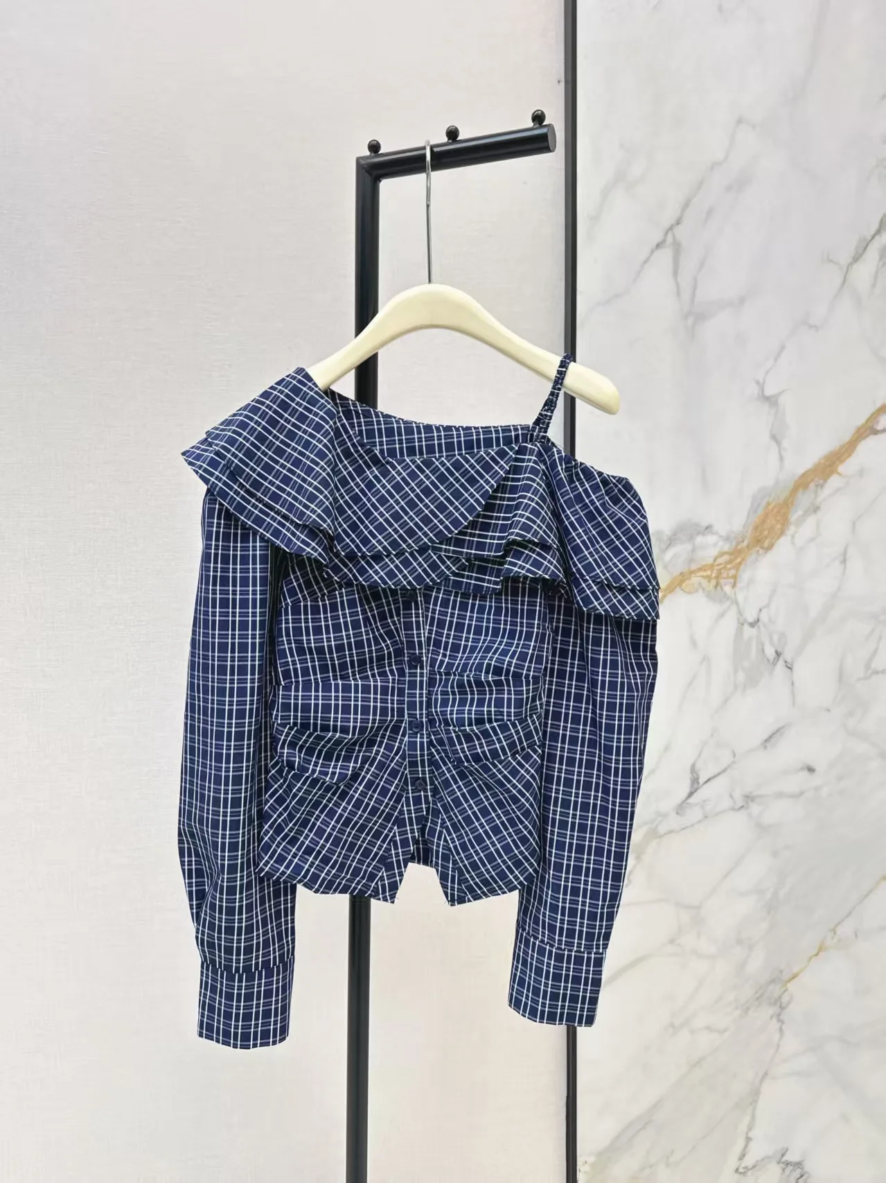 

High quality spring and summer new women's slanted shoulder long sleeved shirt, pleated lace patchwork shirt top