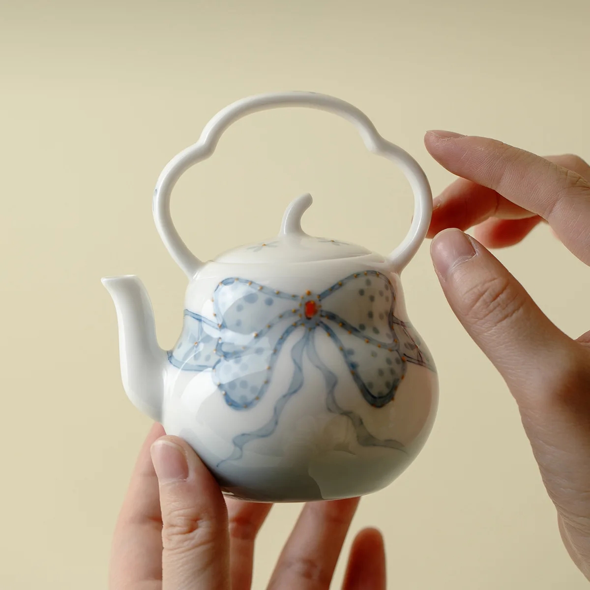 Inno Kaisoku Blue And White Hand-Painted Pastel Bowknot Handle Teapot Exquisite Arita Ware Handmade Brewing Pot Kung Fu Tea Set