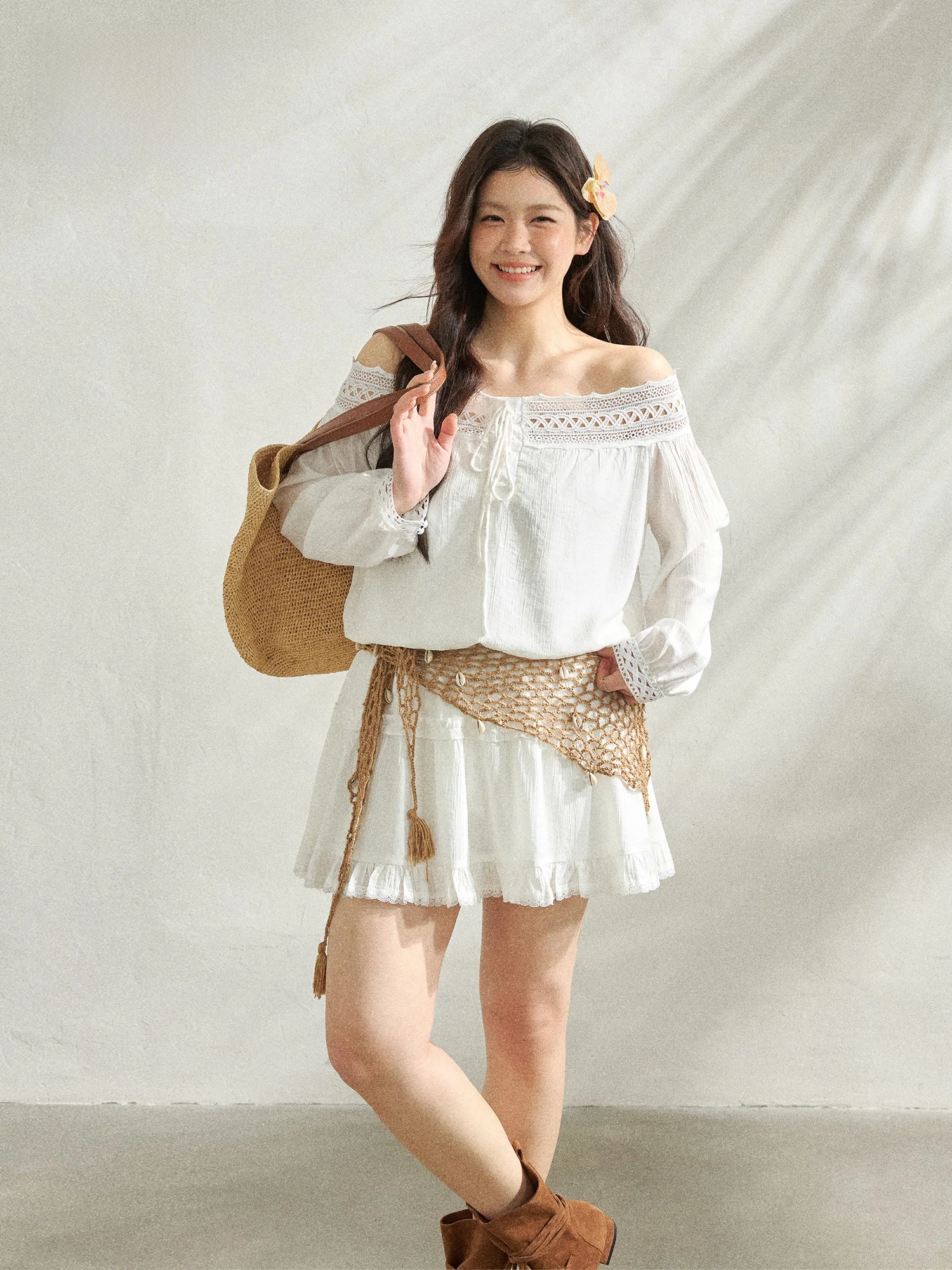 

Комплект женской одежды в богемном стиле больших размеров: платье подружки невесты с кружевными вставками на плечах, короткая юбка с высокой талией, белый топ с длинными рукавами