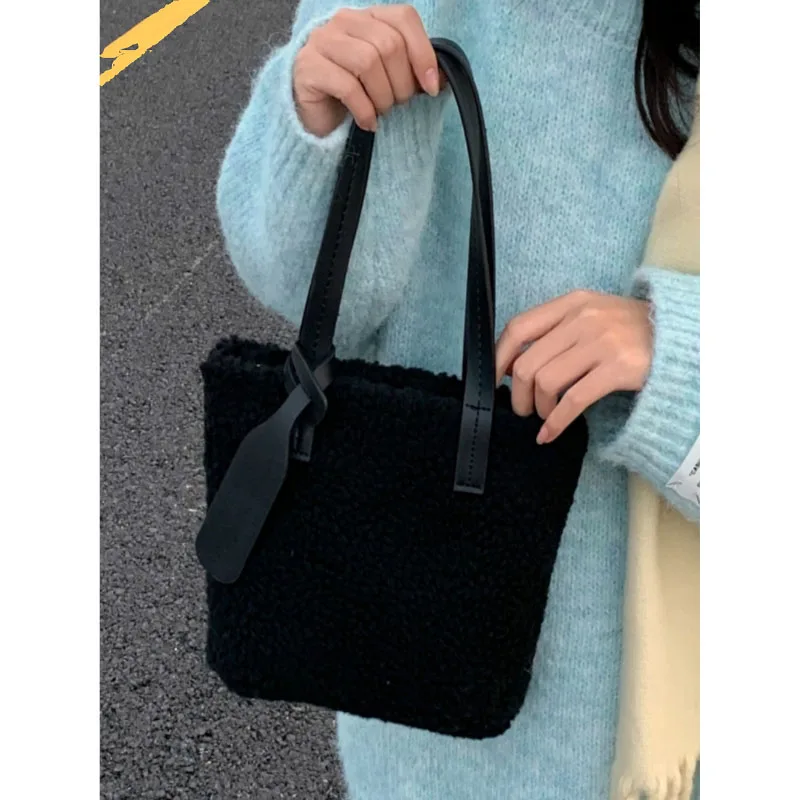 Winter Plush Bag Women 2023 New Korean Version Lamb Wool Bucket Bag Fashion Cute Mini Soft Simple Solid Portable Commuting Bag