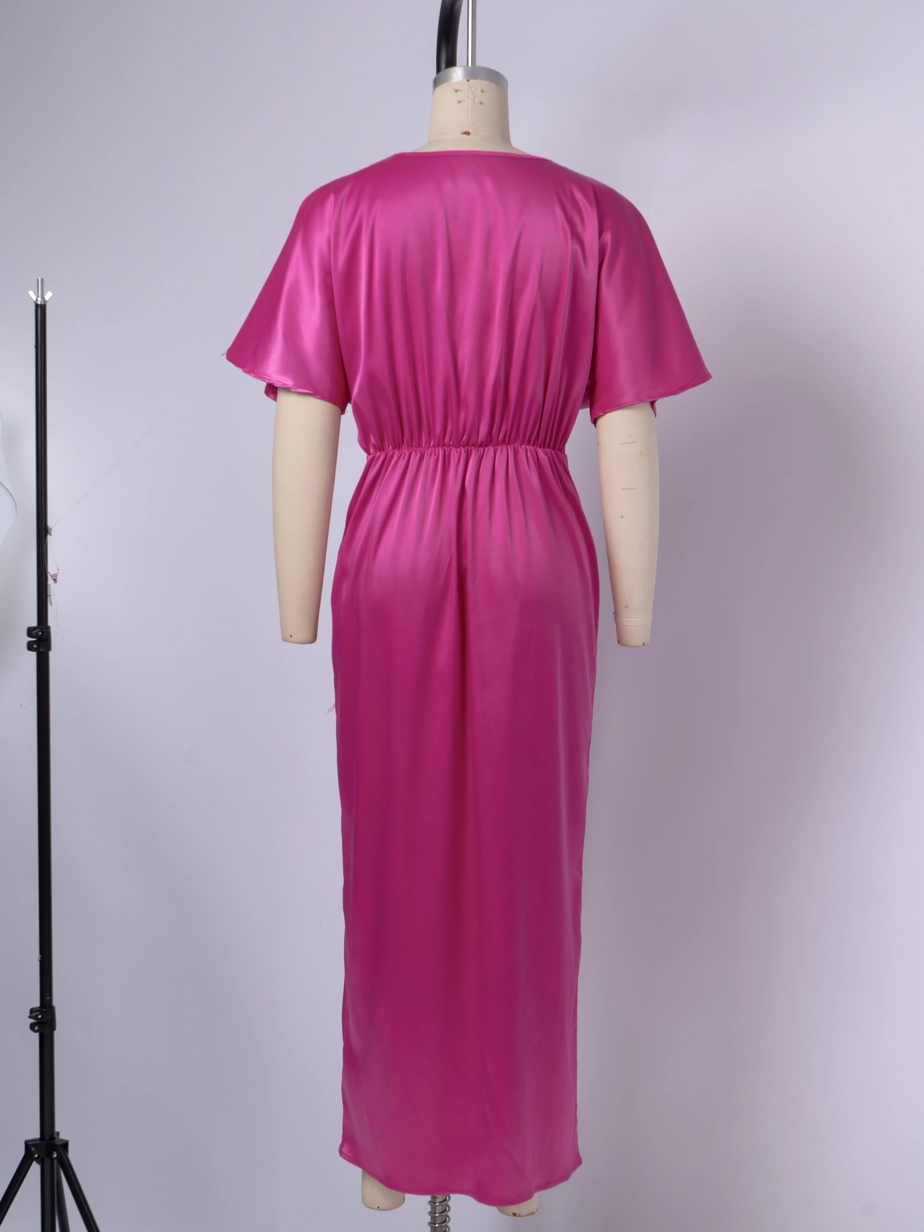 Luxuriöses fuchsiafarbenes Satin-Midikleid mit Twist-Front, Dolman-Ärmeln, hoher Taille und Schlitz, figurbetontes Kleid für Hochzeitsgäste, Cocktailpartys und besondere Anlässe. – Detail 8