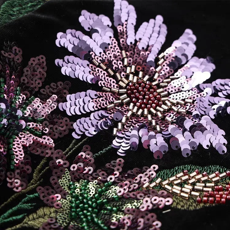 Zachte fluwelen zwarte achtergrond paarse kralen borduurstof retro elegante bloemen cheongsam jas geborduurde stof