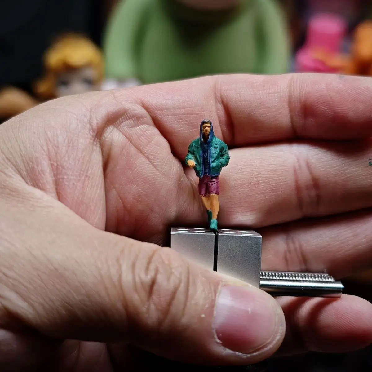 Figurine statique en résine peinte à la main, modèle à capuche pour homme, Diorama de voiture, DIY, 1/64