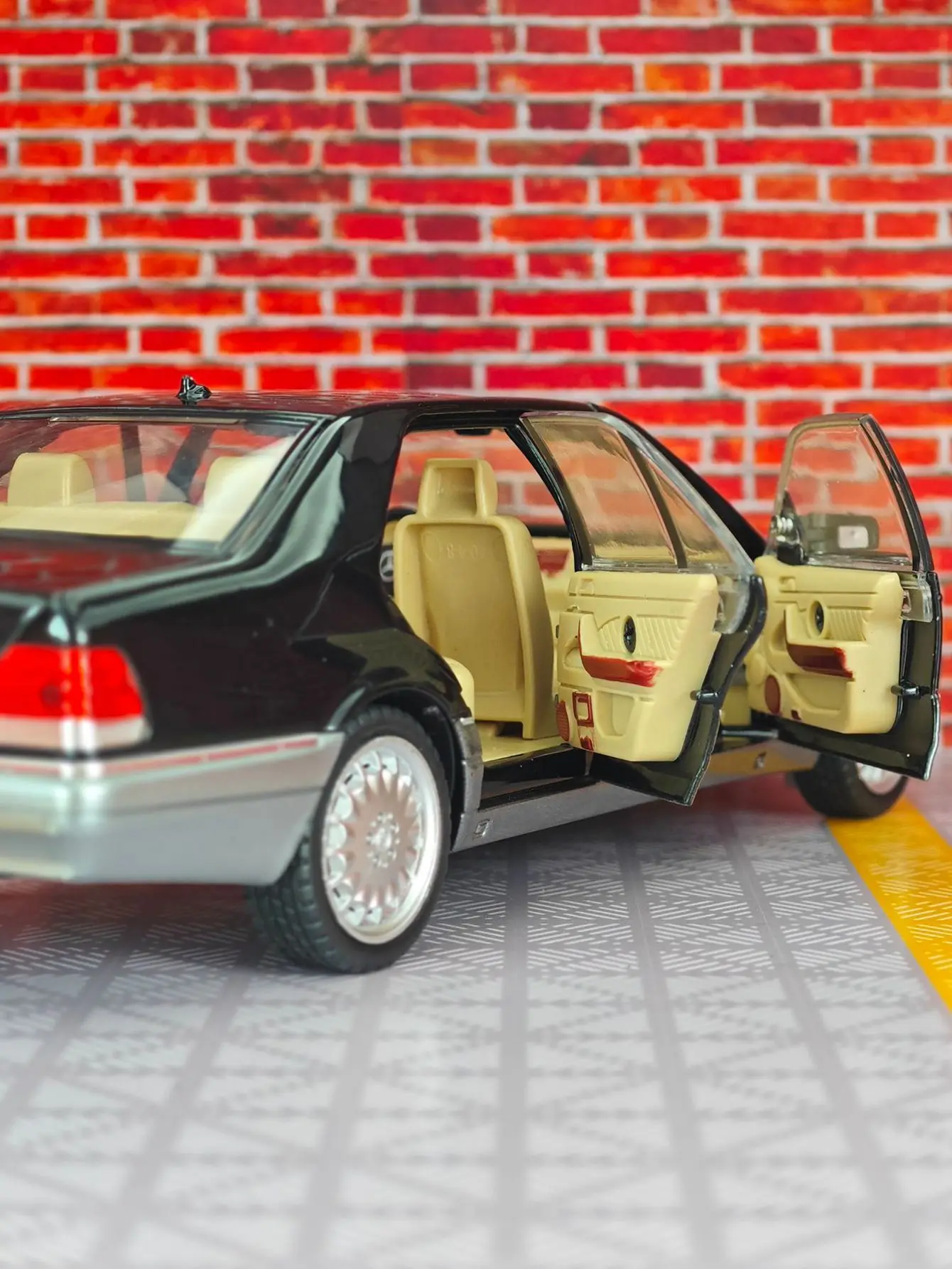 

1:24 W140 S320 модель автомобиля из сплава, двери и багажник капота двигателя можно открыть детский игрушечный автомобиль с имитацией звука и освещения