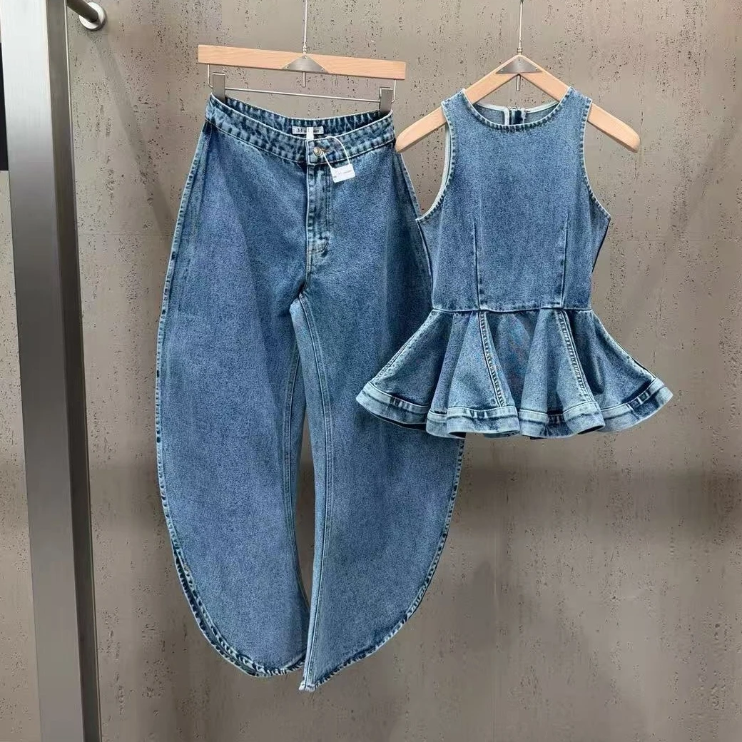 

Новая модель 2026 года: топ без рукавов с круглым вырезом и утягивающей талией, джинсы-баллоны с разрезами, продаются отдельно.