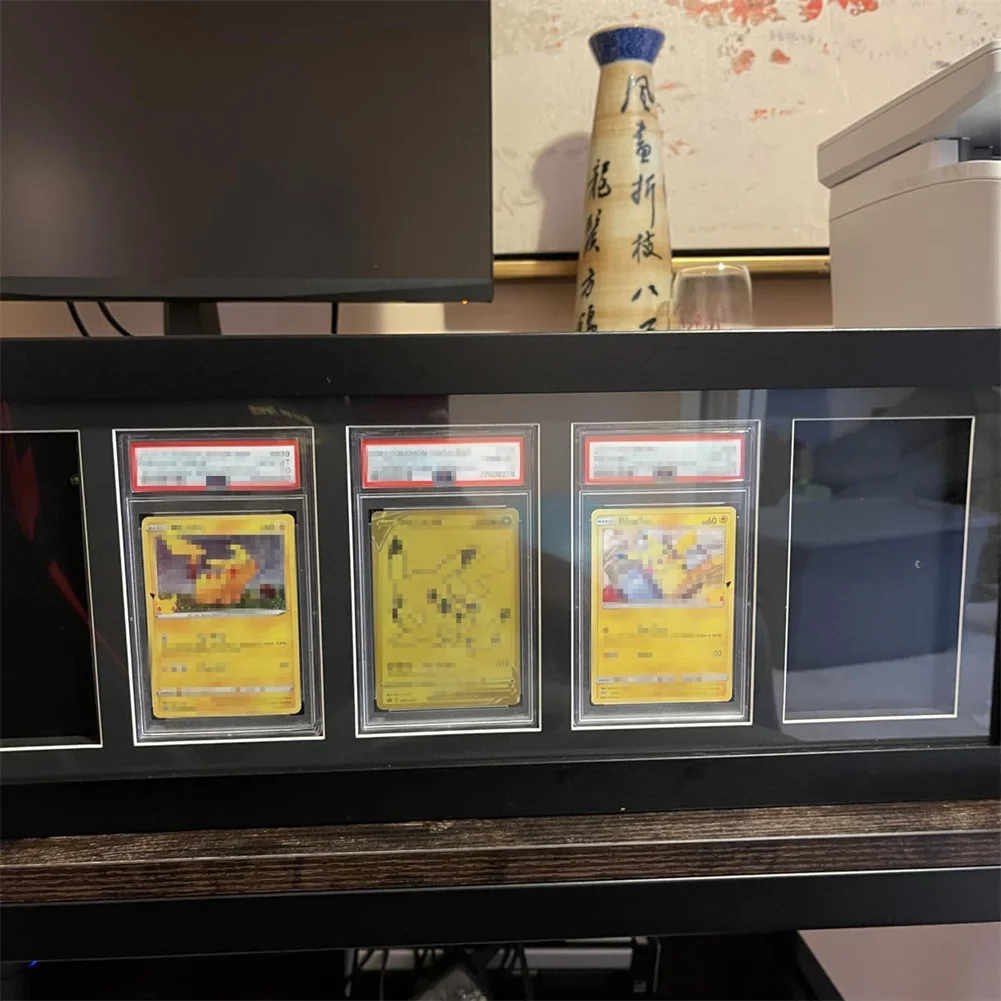 Ramka ekspozycyjna na karty sportowe z drewna, z 3-9 przegródkami, stojak na karty, szafka ochronna.