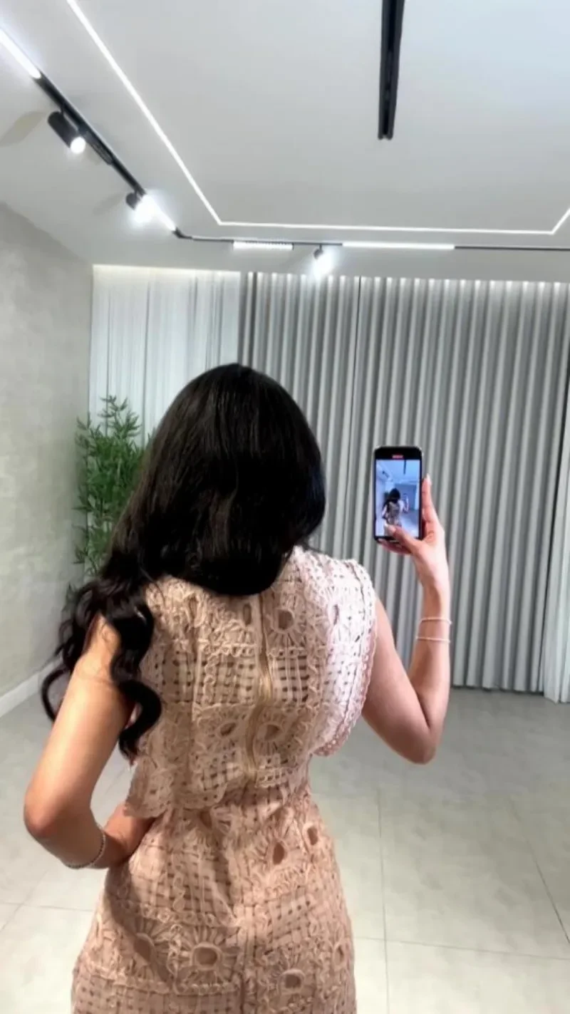 Kleidung Neues ärmelloses Blumen-Jacquard-Spitzenkleid mit hoher Taille im Nahen Osten, einfarbig