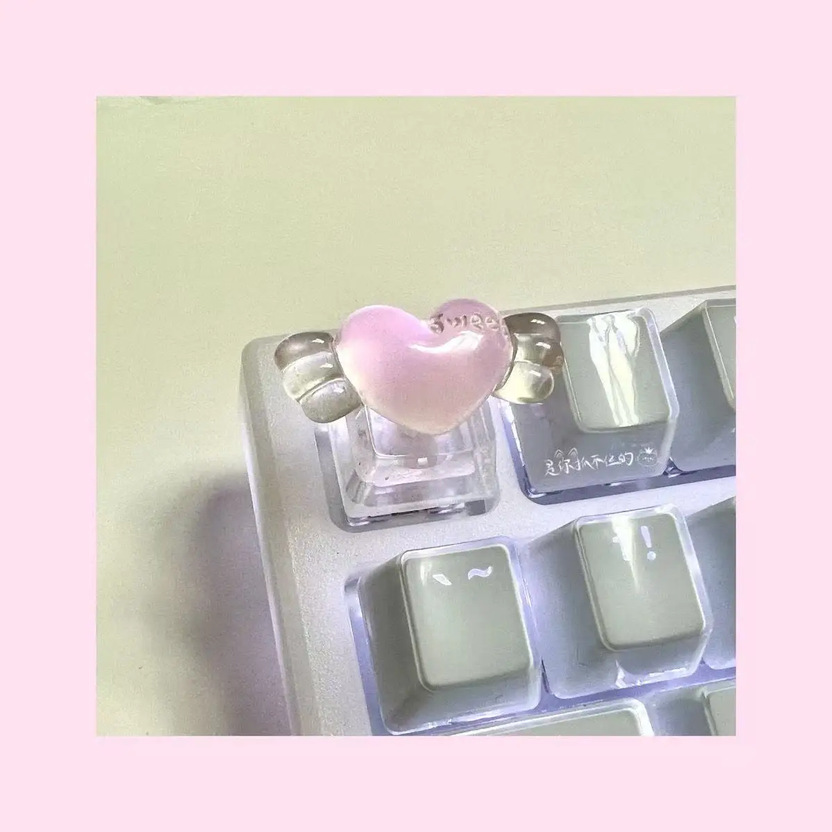 Personalized Heart-shaped Keycap Cross Mechanical Keyboard Light-transmitting Handcrafted Simple Creative Esc Key Decoration