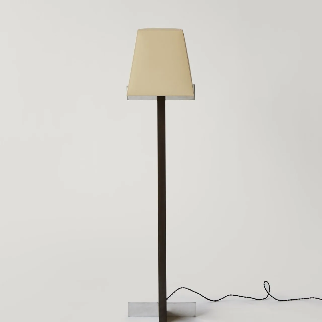 

Medieval woodwork handmade floor lamp Medieval wabi-sabi wind solid wood exhibition hall villa table lamp