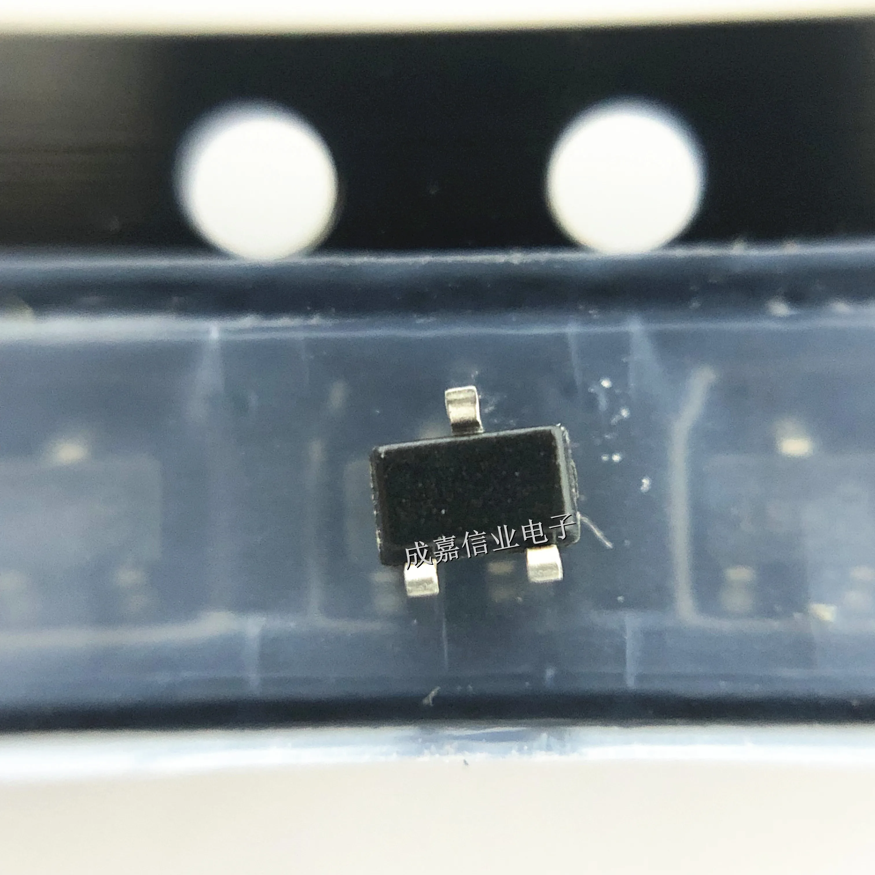 10pcs/Lot SI1305DL-T1-E3 SOT-323-2 MARKING;LB P-Channel MOSFETs 1.8V Operating Temperature:-55C-+150C