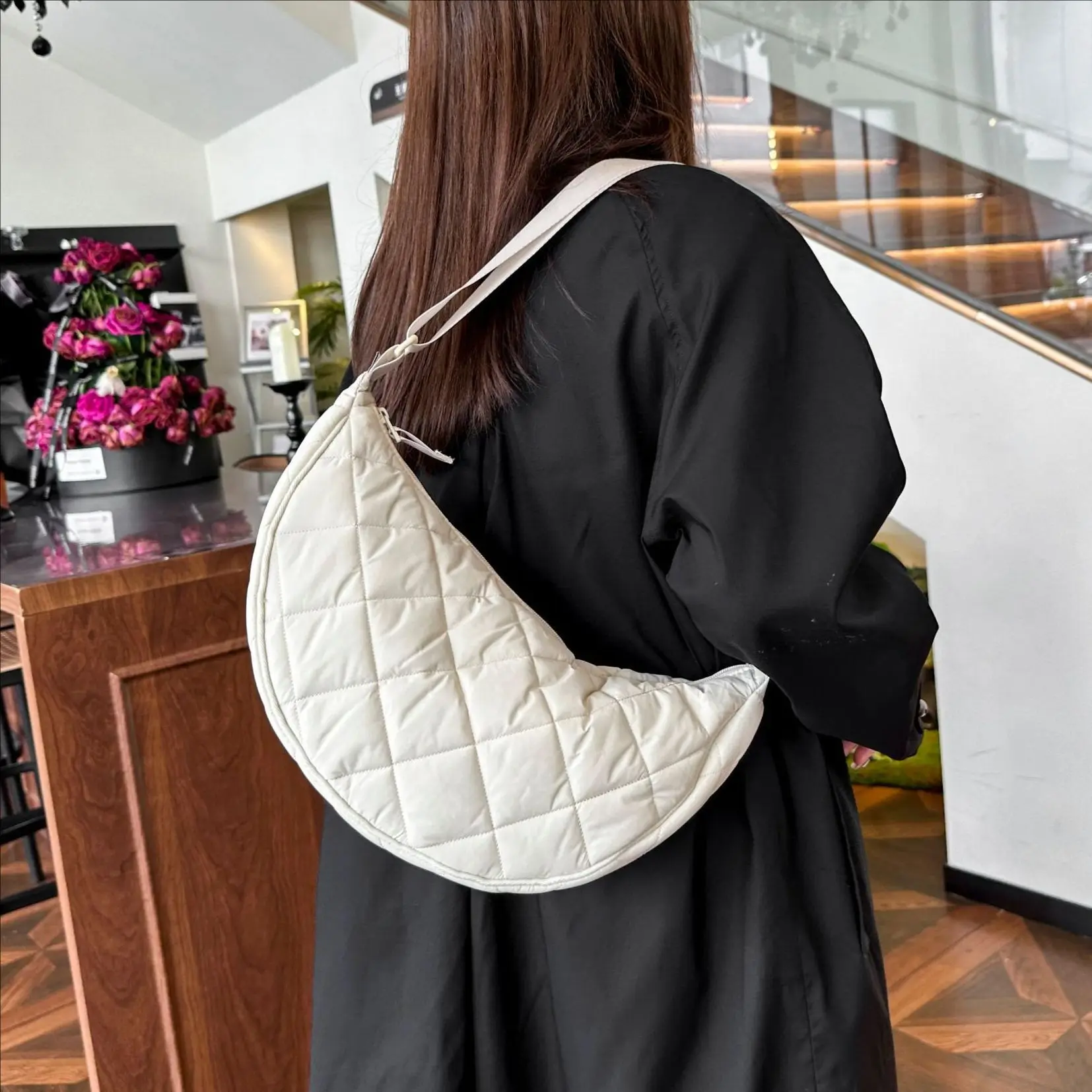 

New trendy and niche diamond grid shoulder crossbody bag, dumpling bag, high-end bag, women's large capacity bag