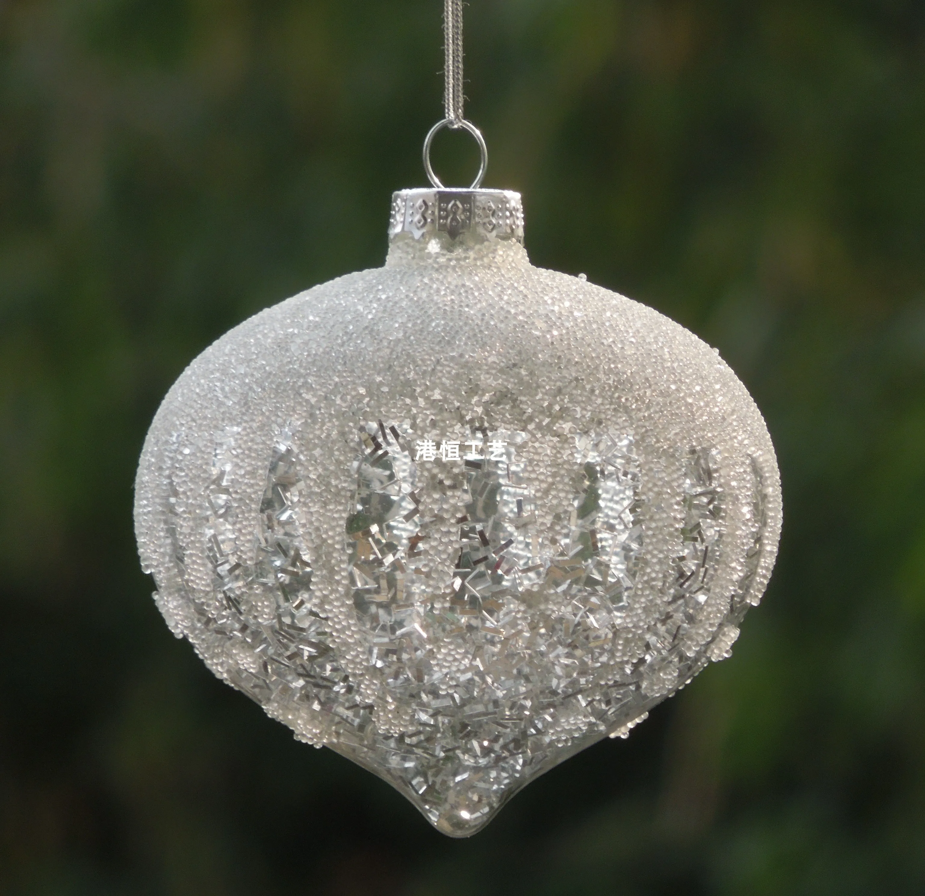 

Рождественский шар из серебряного стеклянного лука