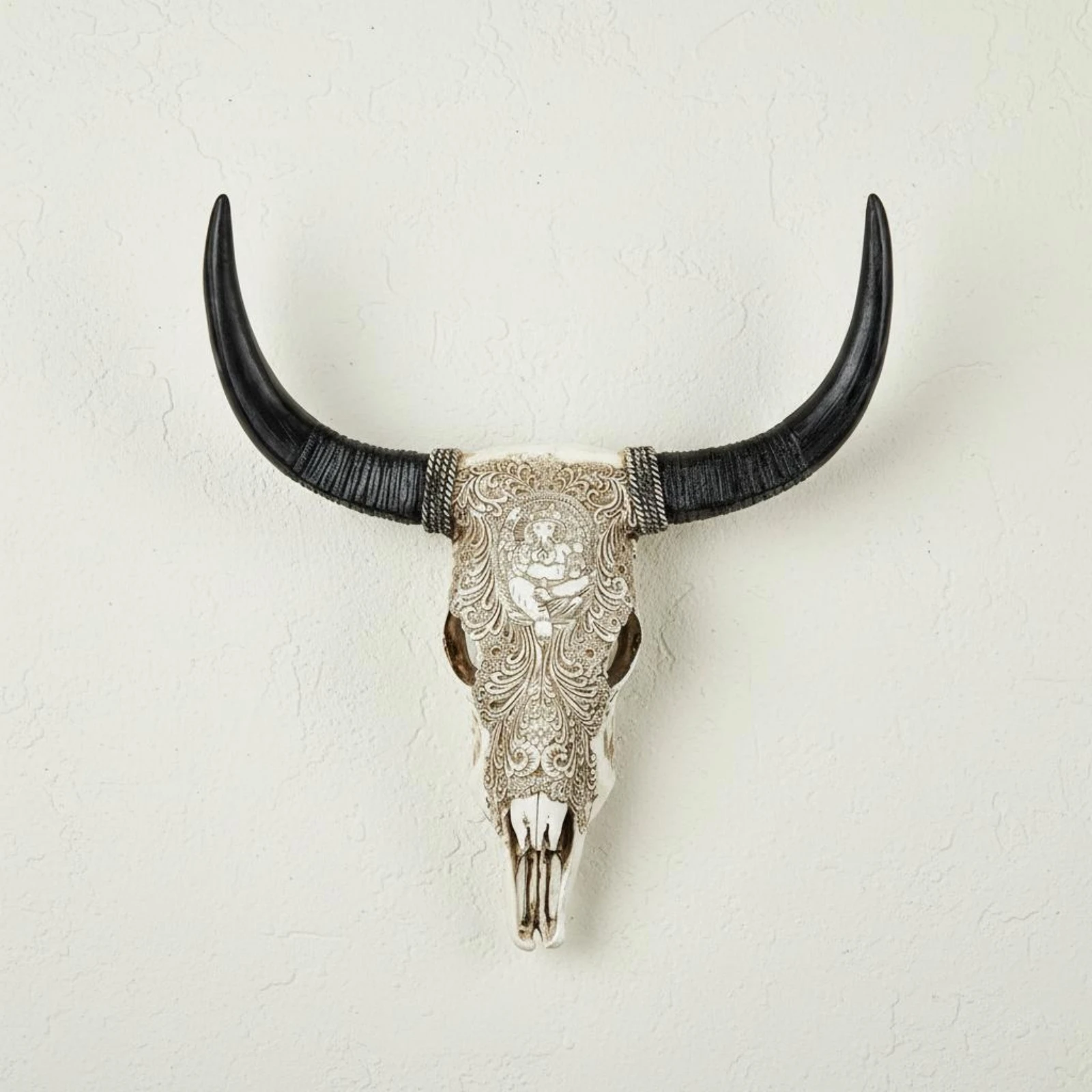 Resin Bovine Skull Wall Hanging Realistic Detailing Ornate Bull Head Wall Art for Restaurant