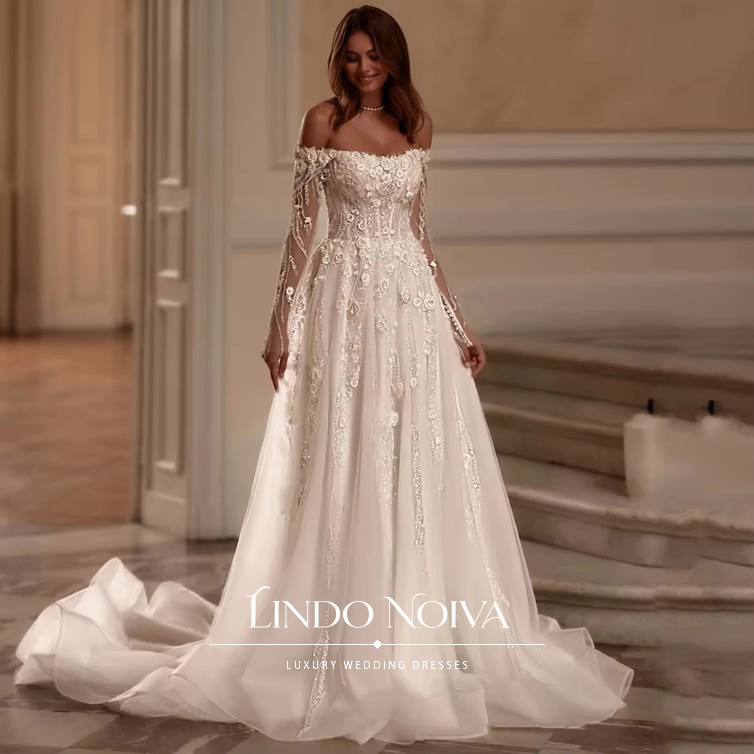 Vestido de Novia Romántico Personalizado de Tul con Cuello Barco, Mangas Largas, Pedrería Brillante, Flores Aplicadas y Espalda Ilusión