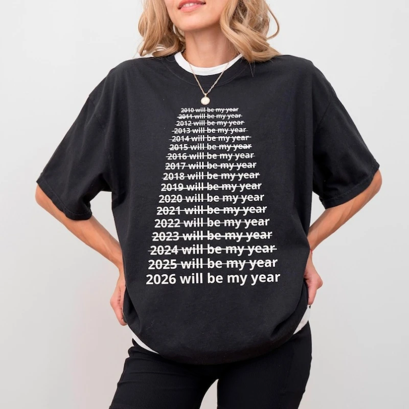 

Забавная новогодняя рубашка 2026 Will Be My Year Футболка с графическим мемом для взрослых Футболка с юмором Неудобренные подарки Глупые футболки из 100 хлопка