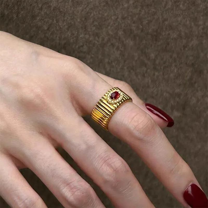 Image of Vintage Rubin Textur Wide Edge Glänzende Ringe für Frauen Charms High Fashion Light Luxury roter Edelstein Ring Bankett Schmuck Geschenke